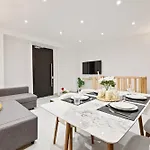Champs Elysée Arc de Triomphe 2 Bedroom Apartment NetFlix